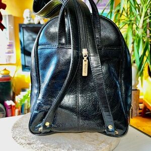 Diverso Italy Design Black Leather Fashion Backpack-Detailed gold zipper heads.